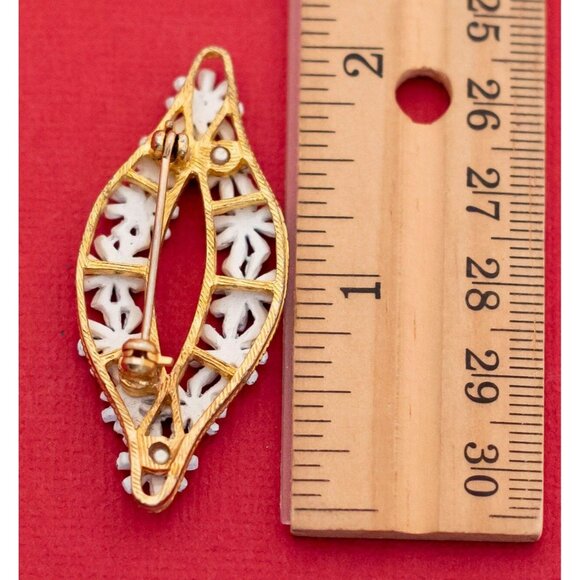 Vintage Daisy Lips Brooch - F27 - Picture 2 of 2